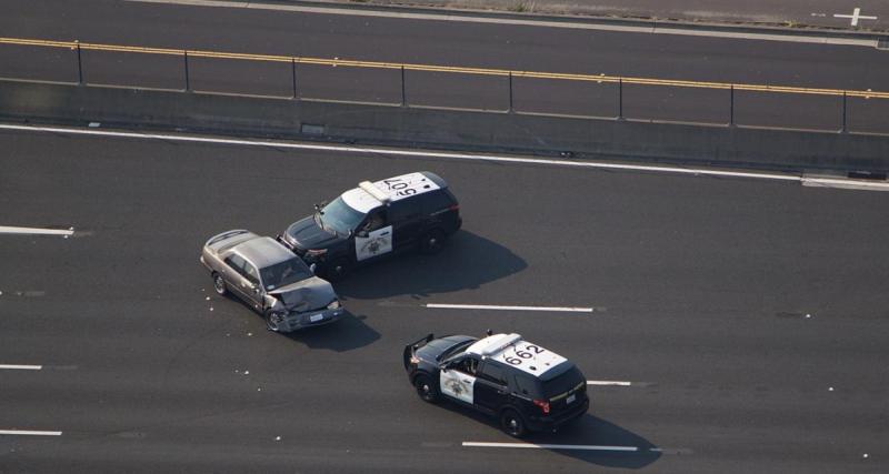  - Une automobiliste aide un policier à poursuivre des voleurs : « Vous voulez monter ? »