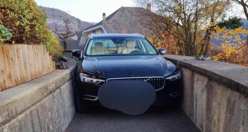  - Un conducteur surestime son talent et se retrouve coincé entre deux murs