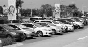 Un homme possède 99 voitures et bloque les rues de cette ville