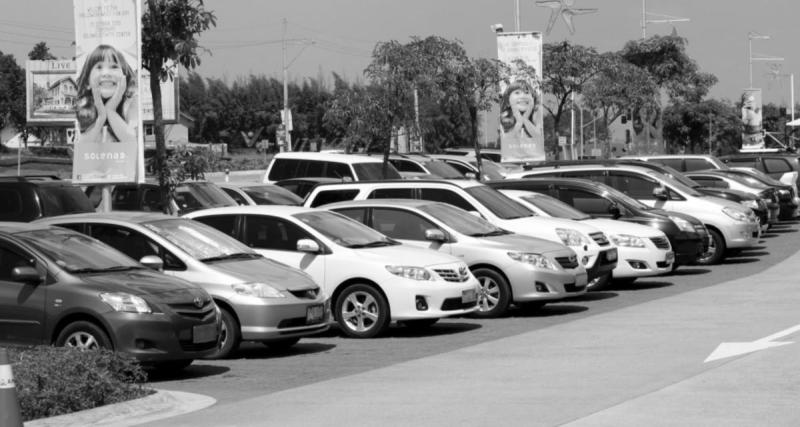  - Un homme possède 99 voitures et bloque les rues de cette ville