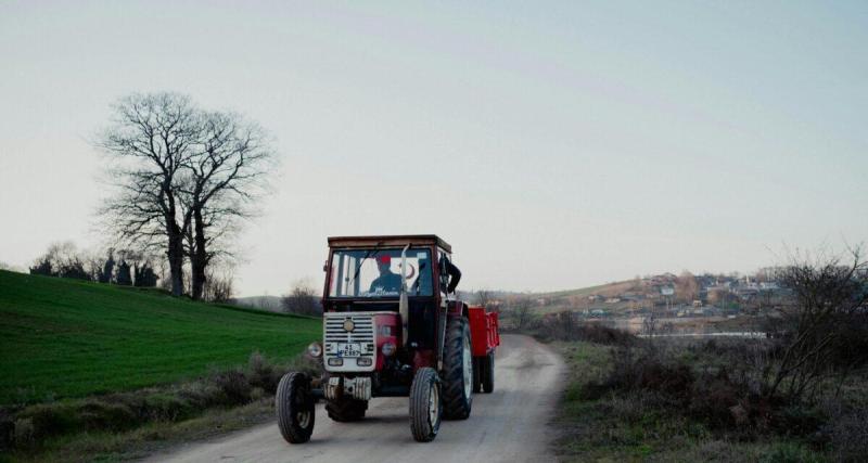  - Complètement ivre, il tente de sortir sa voiture de la boue avec deux tracteurs volés !
