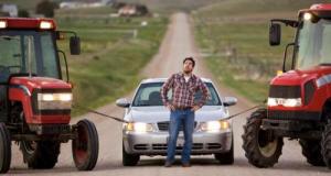 Ivre, il « emprunte » deux tracteurs pour déplacer sa voiture