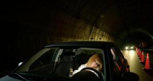 Ivre, une conductrice s’endort au volant et bloque un tunnel