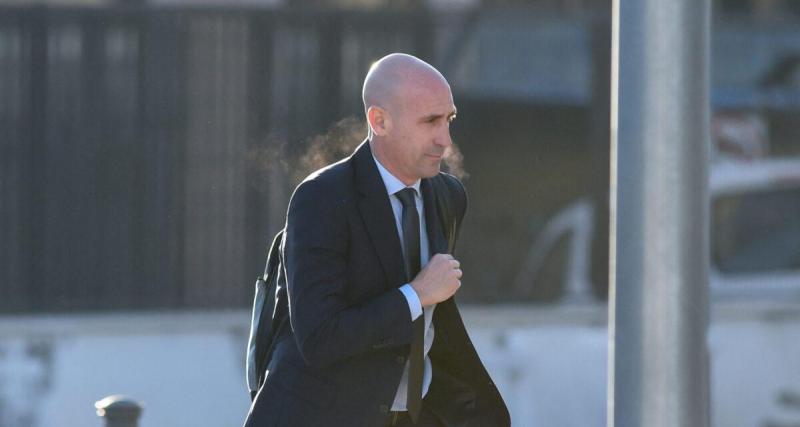  - Luis Rubiales agressé pendant la présentation de son livre