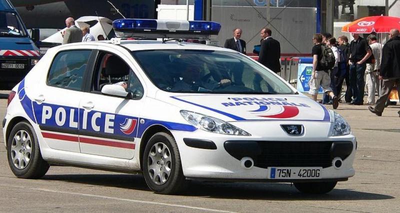  - Il refuse le contrôle, fonce sur la police, percute tout et manque de faucher une mère et sa fille