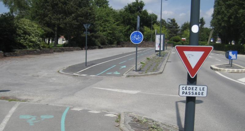  - Une octogénaire réalise une violent sortie de route et s’arrête grâce à un panneau de signalisation