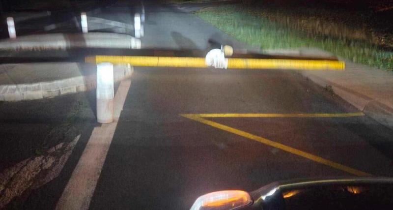  - Une mystérieuse poutre métallique bloque totalement la route et affole les automobilistes