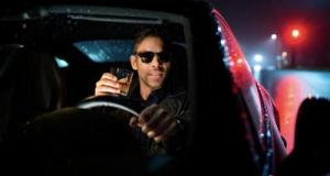 Il grille un feu rouge... avec un verre de whisky à la main !