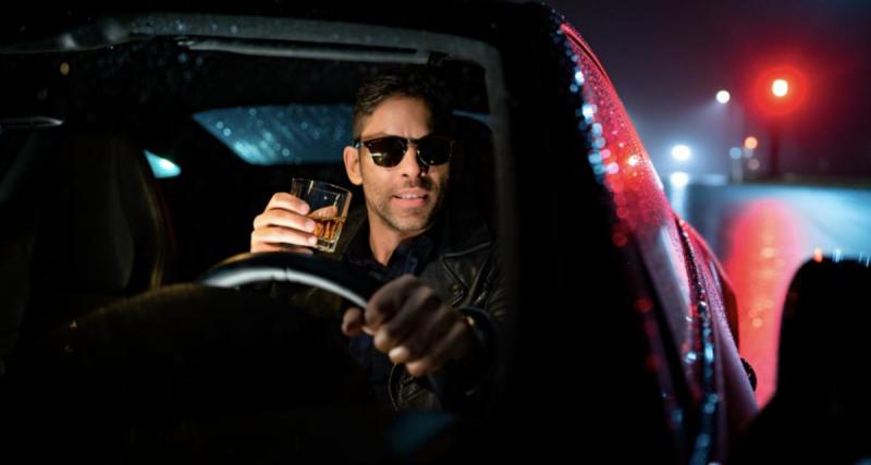  - Il grille un feu rouge... avec un verre de whisky à la main !