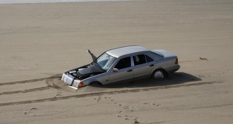 Il roule sur une plage interdite, réalise une vidéo et finit coincé dans le sable avant de prendre l’eau