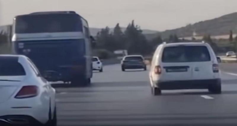  - Un bus lancé à pleine allure sur l’autoroute affole les automobilistes