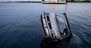 Ce conducteur souhaitait prendre le ferry, il finit dans l’eau avec sa voiture