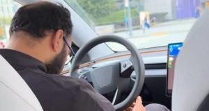 Un superviseur de Robotaxi s'endort au volant, la voiture autonome inquiète