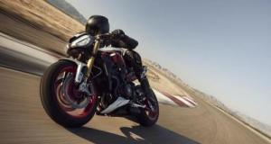 Triumph Street Triple 765 RX (2026), l'iconique roadster encore affuté