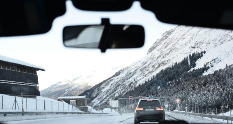 Plus d'une heure pour 10 km : un camion couché provoque un blocage monstrueux sous la neige sur l'A43