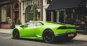 Il veut arrêter le vacarme : un élu municipal s’introduit by force dans une Lamborghini des mariés