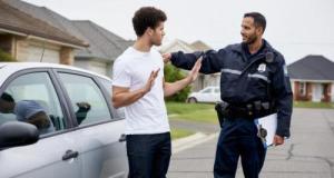 Il déplace sa voiture de quelques mètres et se fait interpeller pour conduite sans permis