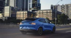 Il défonce des bureaux publics avec une plaque d’égout pour voler une Mustang… avant d’être trahi par le GPS