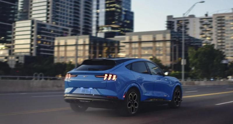 Il défonce des bureaux publics avec une plaque d’égout pour voler une Mustang… avant d’être trahi par le GPS