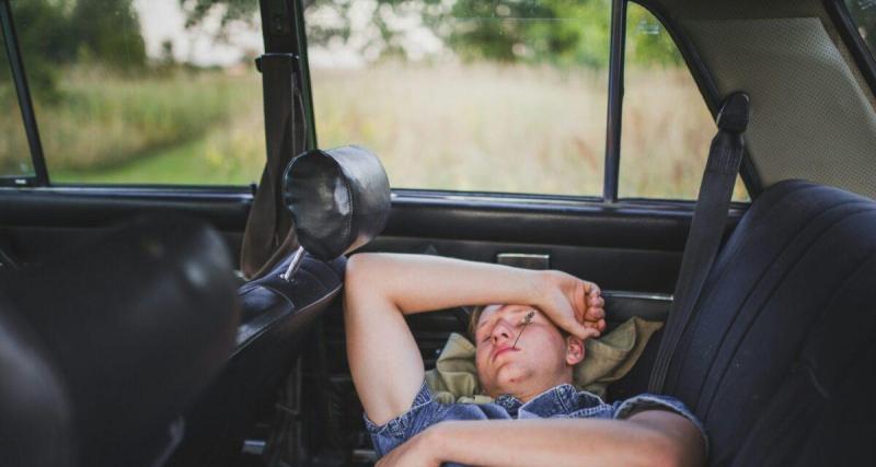  - Il vole une voiture pour “voir ses enfants”… mais finit endormi au volant après plusieurs litres d’alcool