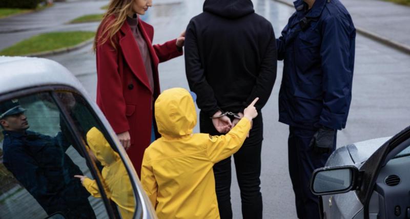 Cet enfant de 5 ans fait déjouer le voleur de clé de voiture de sa mère et aide à l’arrêter