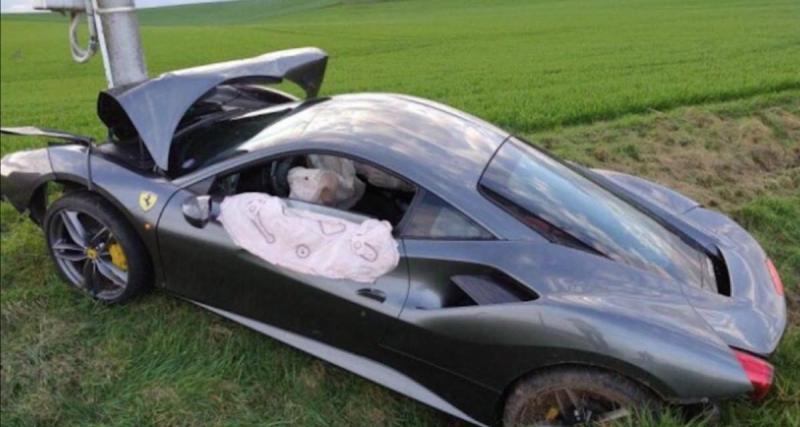  - À toute vitesse au volant d’une Ferrari de location, sa course finit dans le fossé : « L'inconscience a un prix, et il sera très élevé dans ce cas précis »