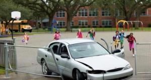 Après une sortie de route spectaculaire, un conducteur se retrouve dans une cour d’école