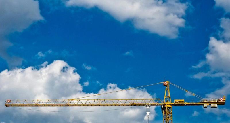 VIDÉO - Une cabine de toilettes tombe d'une grue et s’écrase sur la route après une manœuvre ratée : un miracle qu'il n'y ait aucun blessé