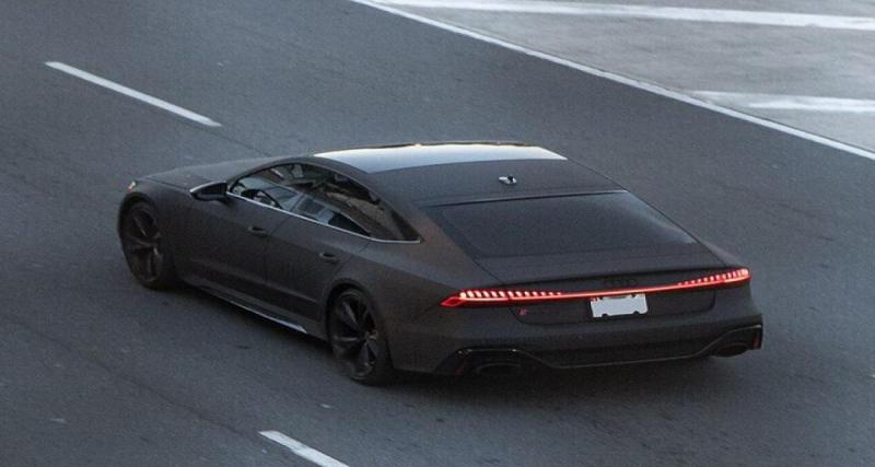  - À pleine vitesse, une Audi RS7 fait sauter son capot comme un projectile !