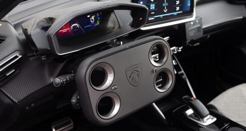  - On a pris le volant (pas rond) de le future Peugeot 208. Juste le volant...