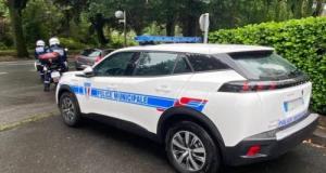 Ils roulent pour arrêter un fuyard… et finissent contre un arbre : trois policiers blessés