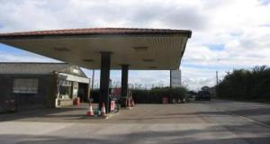 Un camion percute une station-service : une partie de la toiture vacille, prête à s'effondrer