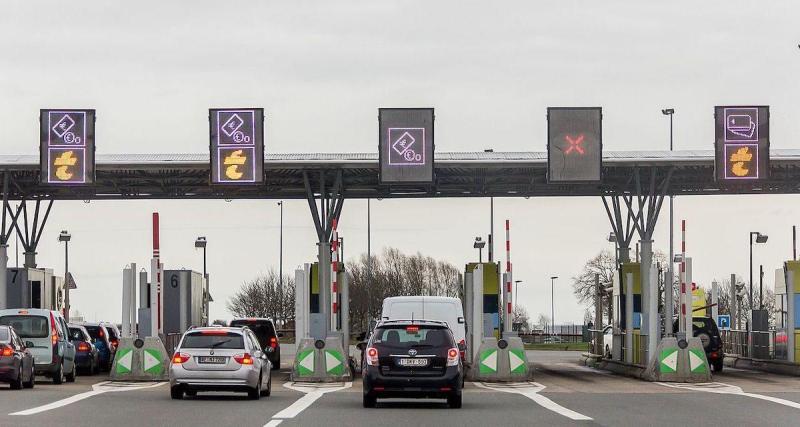  - Une centaine d'agriculteurs réunis à ce péage, les automobilistes en font les frais