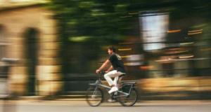 Un jeune de 16 ans dépasse la police sur un vélo électrique dopé à 121 km/h sur l'autoroute !