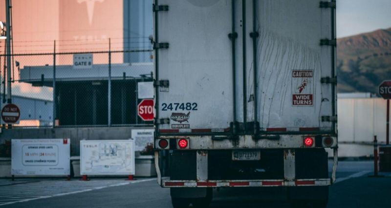 Poursuivi par des braqueurs, un chauffeur abandonne son camion chargé de cigarettes