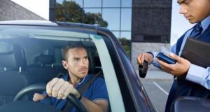 Sans permis, il se rend en voiture à un rendez-vous… pour la pose de son bracelet électronique