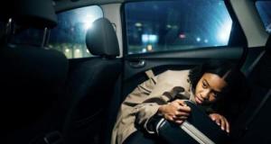 Elle tente de rejoindre l’Angleterre cachée sur la banquette d’une voiture, ils finissent tous au tribunal