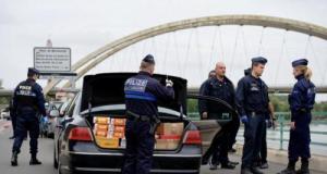 Des policiers tombent sur une livraison de drogue en aidant une conductrice à changer un pneu