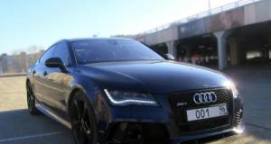 Quand le capot d’une Audi RS7 s’envole en pleine autoroute