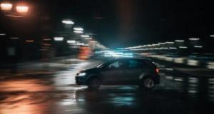 Perte de contrôle sous la pluie : une voiture glisse sur la route mouillée, fait deux tours sur elle-même et heurte une glissière