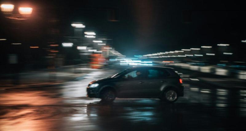 Perte de contrôle sous la pluie : une voiture glisse sur la route mouillée, fait deux tours sur elle-même et heurte une glissière
