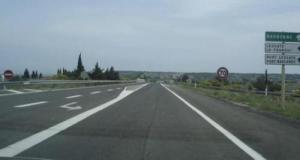 Il accidente sa voiture en percutant un pont, vole celle de son sauveur et commet un nouvel accrochage