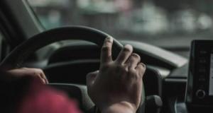 À peine le temps de passer la 2ᵉ… qu'il encastre déjà sa voiture dans un muret après avoir trop bu