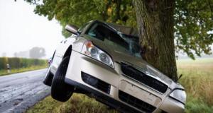 Après une sortie de route, une voiture finit debout contre un arbre