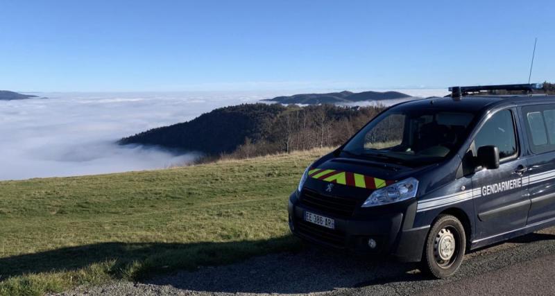 Il tente de renverser sa conjointe… et finit sa course dans un fossé