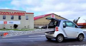 Au volant de sa Smart Fortwo, il transporte une échelle de plusieurs mètres