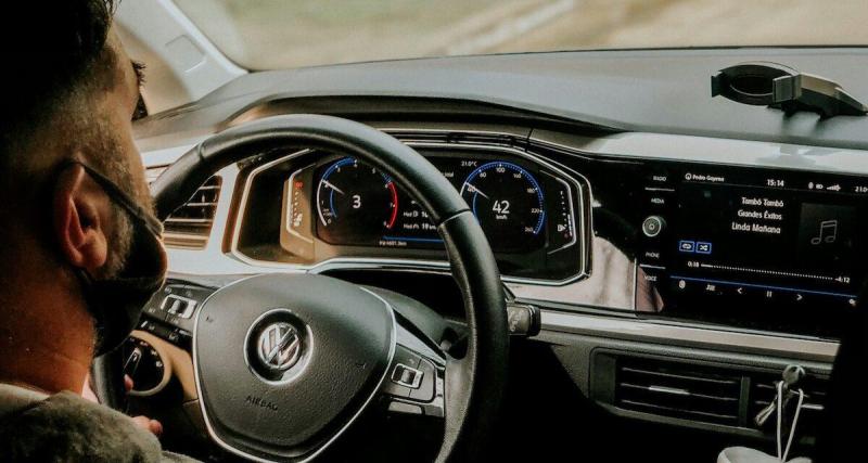 Un feu grillé révèle tout : le VTC qui a fui la police… était sous la menace de son passager armé !