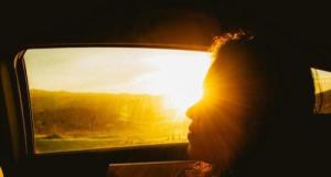 Éblouie par le soleil, elle perd le contrôle et s’encastre dans un fossé… un drame évité de justesse