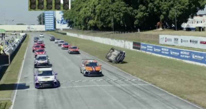 Un pilote tente un dépassement audacieux et se retrouve sur le toit avant même le départ