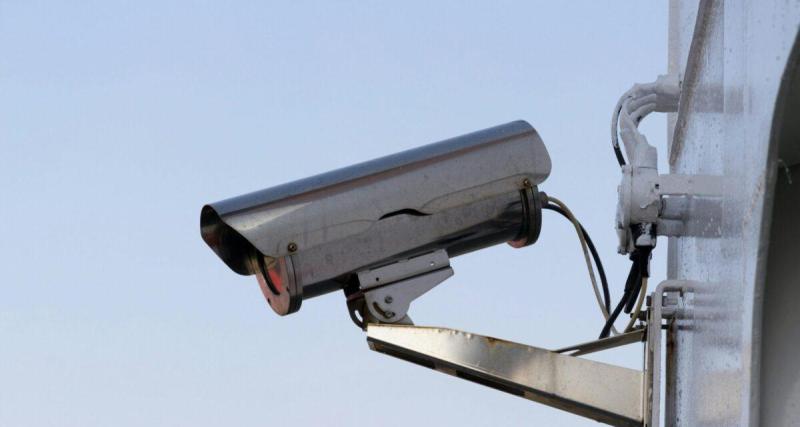 Il place une caméra sur un lampadaire pour surveiller sa voiture : épinglé par la mairie, il découvre une liste impressionnante de violations